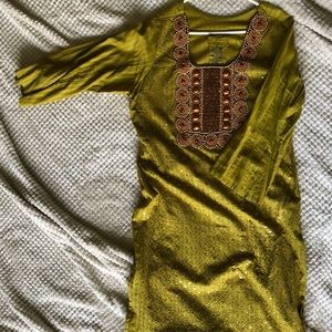 Salwar kameez( traditional Pakistani/Indian dress)